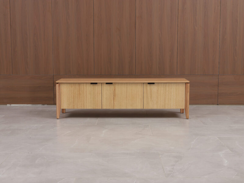 MORETON TV UNIT | Solid TAS Oak 1600